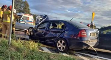 Dramat na drodze w Miękini. Kierowca w stanie ciężkim po zderzeniu trzech aut. Na miejscu lądował LPR