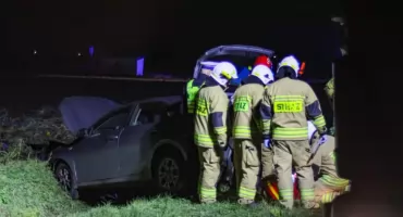 Kia wypadła z drogi w Bratowicach. Kierująca trafiła do szpitala