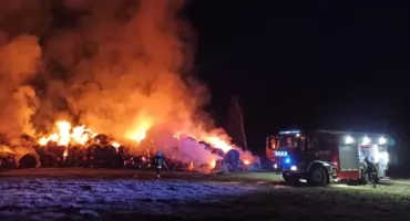 13-latek podpalił baloty siana w Kunicach. Straty przekraczają 125 tys. zł