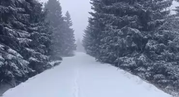 Zimowy powrót na Śnieżce. W Karkonoszach zrobiło się biało. Miejscami śniegu znacznie więcej niż na szczycie