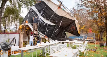 Silny wiatr nad Wrocławiem. IMGW ostrzega porywy do 75 km/h, utrudnienia w ruchu i powalone drzewa