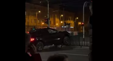 Groźny incydent na Kazimierza Wielkiego. Kierowca Porsche Cayenne staranował barierę przy przystanku i uciekł z miejsca zdarzenia