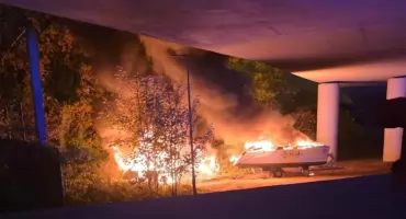 Pożar łodzi pod Mostem Milenijnym we Wrocławiu. Nocna akcja służb ratunkowych