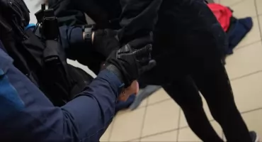 Zatrzymanie we Wrocławiu. 34-latek gwałcił i przetrzymywał kobietę. Pomagały mu żona i kochanka