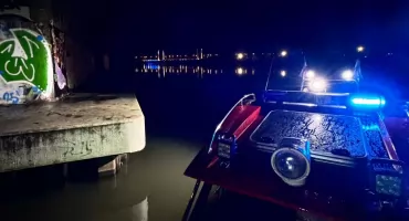 Skoczył z mostu kolejowego do lodowatej Odry. Przechodzień ruszył na ratunek i ocalił mu życie