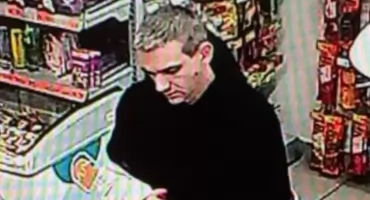 Brutalny atak w centrum Wrocławia. Policja poszukuje sprawcy. Pomóż go zatrzymać