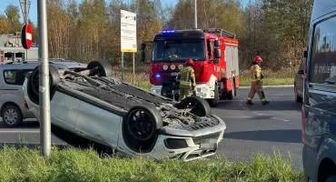 Dachowanie na rondzie ks. Popiełuszki! 50-latek z Mercedesa trafił do szpitala po zderzeniu z Volkswagenem