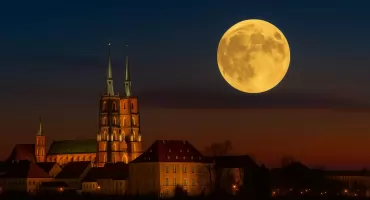 Superpełnia Księżyca nad Polską 5 listopada 2025. Księżyc Bobrów rozświetli niebo