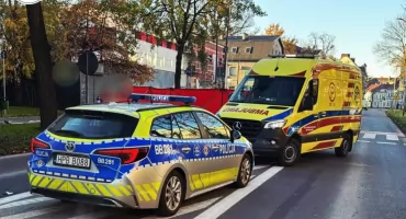 Dramat na przejeździe rowerowym w Oławie. 55-letnia rowerzystka zginęła pod kołami Scanii