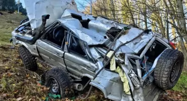 Dramatyczny wypadek na Dzikowcu. Samochód terenowy spadł ze stoku narciarskiego. Trudna akcja ratowników