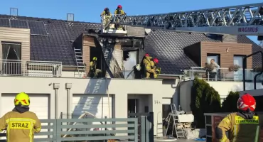 Groźny pożar poddasza w Kotowicach. Trwa dogaszanie miejsca zdarzenia