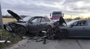 Wyprzedzał na łuku i omal nie zabił dwóch osób. Nieodpowiedzialny manewr zakończył się groźną czołówką