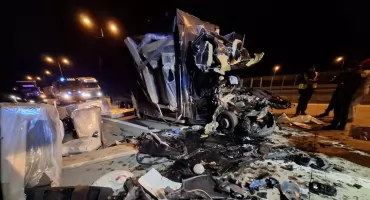 POWAŻNY WYPADEK NA A4 PRZED GRANICĄ Z NIEMCAMI W JĘDRZYCHOWICACH. Bus wbił się w TIR-a, dwie osoby ciężko ranne