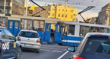 Tramwaje zderzyły się na pl. Jana Pawła II. Jedna osoba trafiła do szpitala