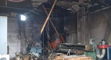 Groźny pożar w gminie Syców. Spłonęły trociny i fragment hali produkcyjnej