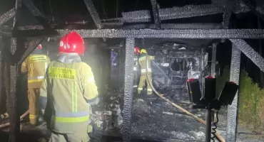 Pożar w Chrząstawie Wielkiej. Rodzina straciła dom, strażacy uratowali szczenię i zorganizowali zbiórkę na pomoc pogorzelcom