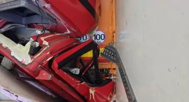 Kolizja na autostradzie A4 w kierunku Wrocławia. Kierowca busa miał ogromne szczęście, że przeżył