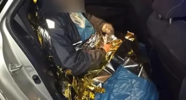 Nocny marsz w mrozie. Policjanci z Legnicy uratowali wyziębionego mężczyznę