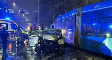 Groźny wypadek na skrzyżowaniu Hallera i Gajowickiej. Samochód uciekający przed policją wjechał w tramwaj linii 20. Są poszkodowani