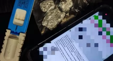 Udawał swojego brata bliźniaka. 40-latek z Legnicy jeździł pod wpływem narkotyków, z sądowym zakazem i narkotykami w aucie