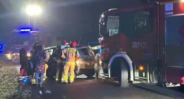 Interwencja służb w Kiełczowie. Auto wpadło w podmokły teren przy ul. Wilczyckiej