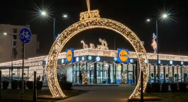 Iluminacja Lidla przy Kasprowicza 117 bije rekordy popularności. To efekt współpracy z gwiazdami TikToka