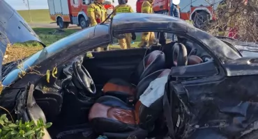 Wypadek w Wądrożu Małym: 27-latek z sądowym zakazem prowadzenia rozbił auto. Pasażerka wypadła przez szybę