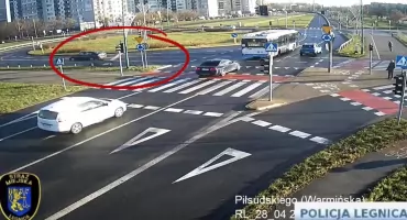 Niebezpieczny manewr 77-latka. Pod prąd na rondzie wprost na policyjny radiowóz