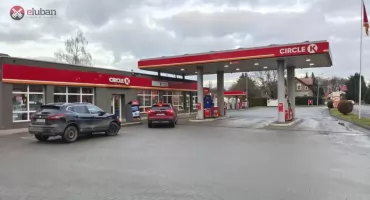 Chwile grozy na stacji paliw w Leśnej. Mężczyzna w kryzysie emocjonalnym oblał się benzyną i groził, że się podpali. Druhny OSP uratowały życie