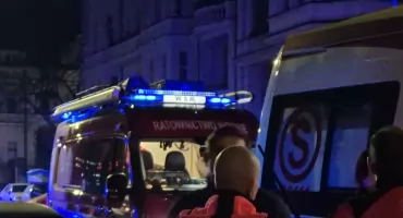 Niebezpieczna sytuacja przy ul. Podwale. Kobieta chciała skoczyć do fosy