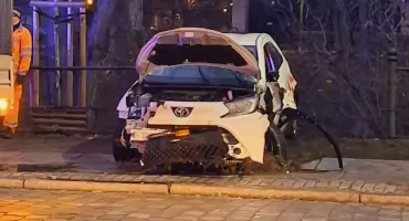 Samochód w Fosie Miejskiej. Duża akcja służb na Podwalu we Wrocławiu