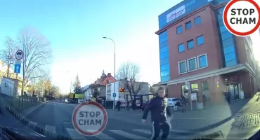 Wrocław. Pieszy wszedł na czerwonym i skopał auto. Awantura na skrzyżowaniu Powstańców Śląskich i Wiśniowej