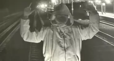 Zatrzymanie 18-latka za zniszczenie tramwaju i groźby wobec motorniczego