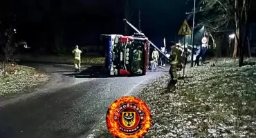 Wóz strażacki przewrócił się w drodze do akcji. Groźny wypadek na Dolnym Śląsku