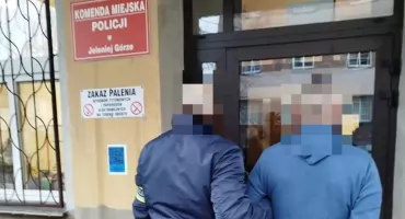 Atak na parkingu sklepowym w Jeleniej Górze. 43-latek zatrzymany za rozbój