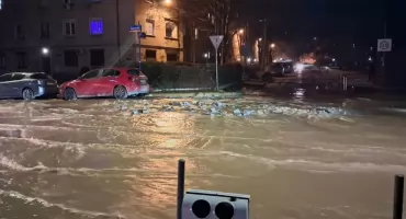 Gigantyczna awaria magistrali na Gajowickiej. W jezdni powstał kilkumetrowy krater