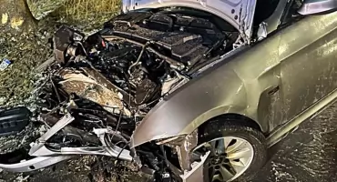 Sekundy decydowały o wszystkim. Policjanci uratowali kierowcę z płonącego auta