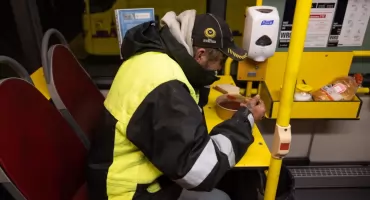 Przed nami mroźne dni. Wrocław ma wolne miejsca dla osób w kryzysie bezdomności. Reagujmy, gdy ktoś potrzebuje pomocy! 