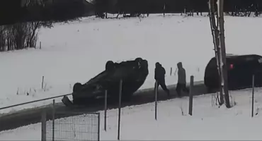 Pijany 32-latek wpadł do rowu, potem ciągnął Forda po dachu. Rząsiny mają viralowy hit