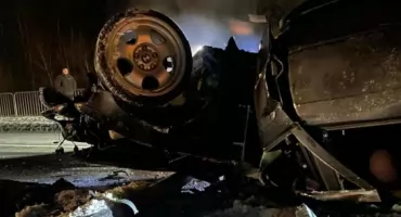 Kierowca BMW stracił panowanie, uderzył w latarnie i dachował. Trzy osoby uwięzione w pojeździe. Na miejscu pracują służby