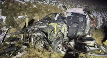 Tragiczny poranek na DW 382. Kierowca samochodu osobowego zginął w zderzeniu z ciężarówką