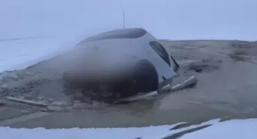 Miał być hit internetu, został wrak na dnie zbiornika. Zatopili auto na dnie zamarzniętego stawu. Nawet policja myślała, że to AI