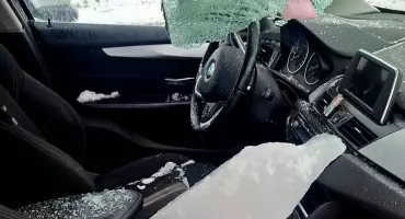 Lodowy pocisk spadł z dachu ciężarówki. Tafla lodu przebiła szybę BMW -dwie osoby zostały ranne ranne