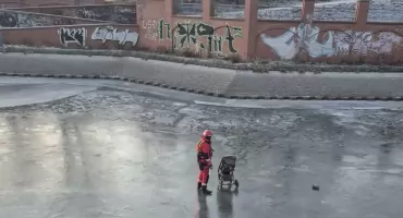Wózek dziecięcy na tafli lodu pod mostem Trzebnickim. Na miejsce wezwano służby