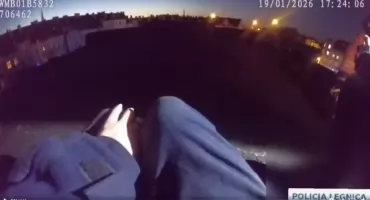 15-latek stał na spalonym, niebezpiecznym dachu. Dzięki odwadze i spokojowi funkcjonariuszki Martyny udało się go uratować. FILM