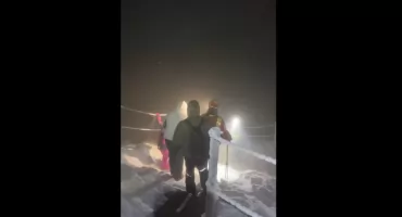 Wspólna akcja GOPR Karkonosze i Horská služba: rodzina z 9‑latkiem utknęła na Śnieżce