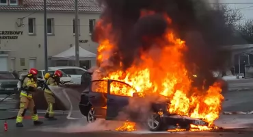 Pożar samochodu osobowego w Strzegomiu. Volkswagen doszczętnie zniszczony