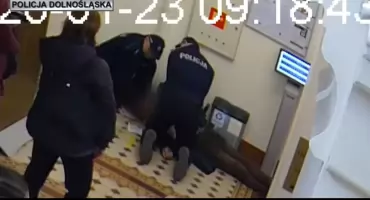 Dramat w sądzie we Wrocławiu. 78-latek upadł nieprzytomny. Policjanci walczyli o jego życie. FILM