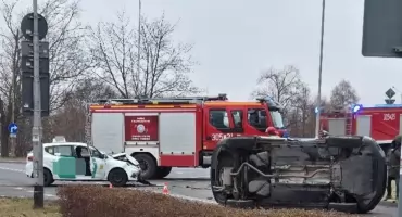 Wypadek na skrzyżowaniu Krzywoustego i Rycerskiej we Wrocławiu. Uwaga na duże utrudnienia w ruchu i komunikacji miejskiej