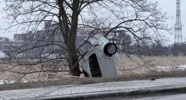 Nietypowy wypadek na ul. Spółdzielczej z udziałem Volkswagena Polo